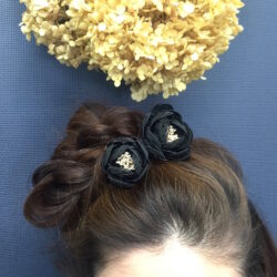 水引髪飾りの黒い椿。縁起的にはよくわかりませんが、シックな色で作りたくて。和洋いけます。美容師さんにモデルになっていただきました。 水引髪飾りの黒い椿。縁起的にはよくわかりませんが、シックな色で作りたくて。和洋いけます。美容師さんにモデルになっていただきました。