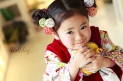 Holiday Photo studioでの七五三撮影。小さな頭にたくさんの水引毬飾り。