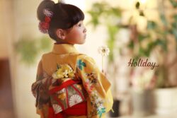 Holiday Photo studioでの七五三撮影。椿と紫陽花の水引髪飾りのご使用例。