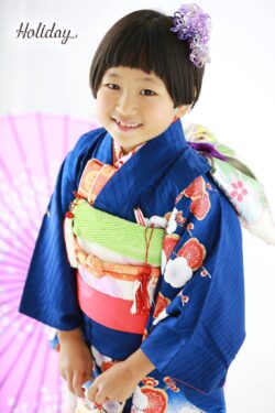 鮮やかな青いお着物とおかっぱ頭に、色とりどり紫陽花の水引髪飾りをつけて。Holiday Photo studioでの七五三撮影。