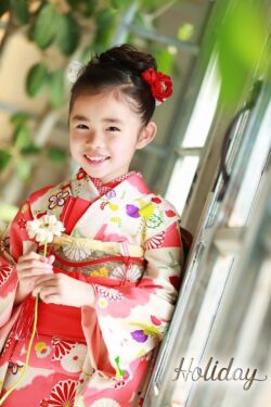 真っ赤な椿をシンプルにお着物と合わせて。Holiday Photo studioでの七五三撮影。