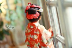 水引毬飾りのかんざし。艶々のお髪のおだんごに刺した後ろ姿。Holiday Photo studioでの七五三撮影。